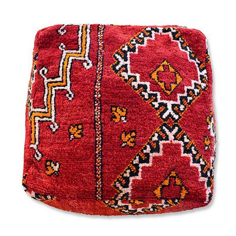 Marokkaans vloerkussen in rood met Berberpatroon, handgemaakt van vintage kleed, unieke bohemian stijl voor woon- of slaapkamer.