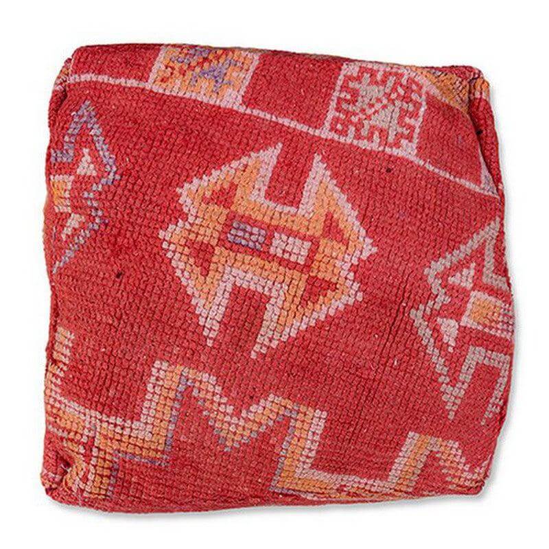 Rood Marokkaans vloerkussen K805 met traditionele patronen, perfect voor een exotisch accent in modern of eclectisch interieur.