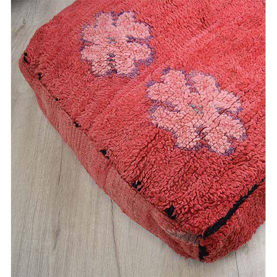 Marokkaans vloerkussen K818 met rode en roze bloemen, handgemaakt en perfect voor een warme sfeer thuis.