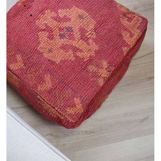 Marokkaans vloerkussen van vintage Berberkleed, rode en oranje tinten, bohemian stijl voor woon- of slaapkamer.