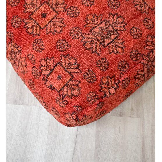 Marokkaans vloerkussen met rood vintage berberpatroon, bohemian stijl voor woninginrichting.