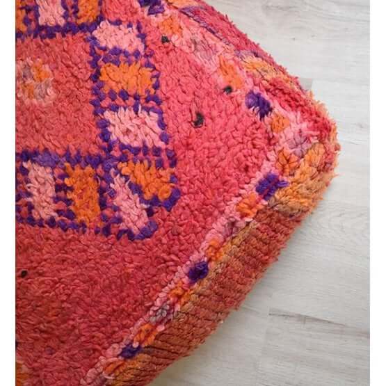 Marokkaans vloerkussen in warme kleuren en patronen, handgemaakt en duurzaam, perfect voor een gezellige sfeer in je interieur.