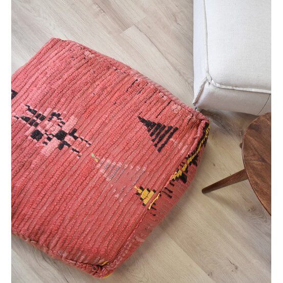 Vintage Marokkaans vloerkussen met bohemian design in woonkamer, uniek handgemaakt van berberkleed. Eyecatcher voor interieur.