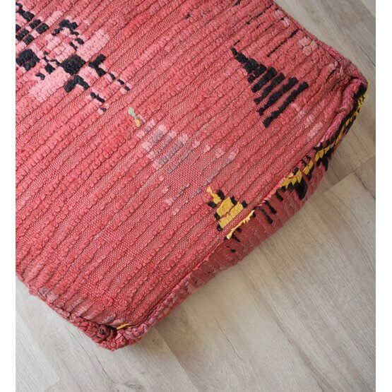 Vintage Marokkaans vloerkussen K844 in roze tinten met unieke Berber patronen, handgemaakt en perfect voor een bohemian interieur.