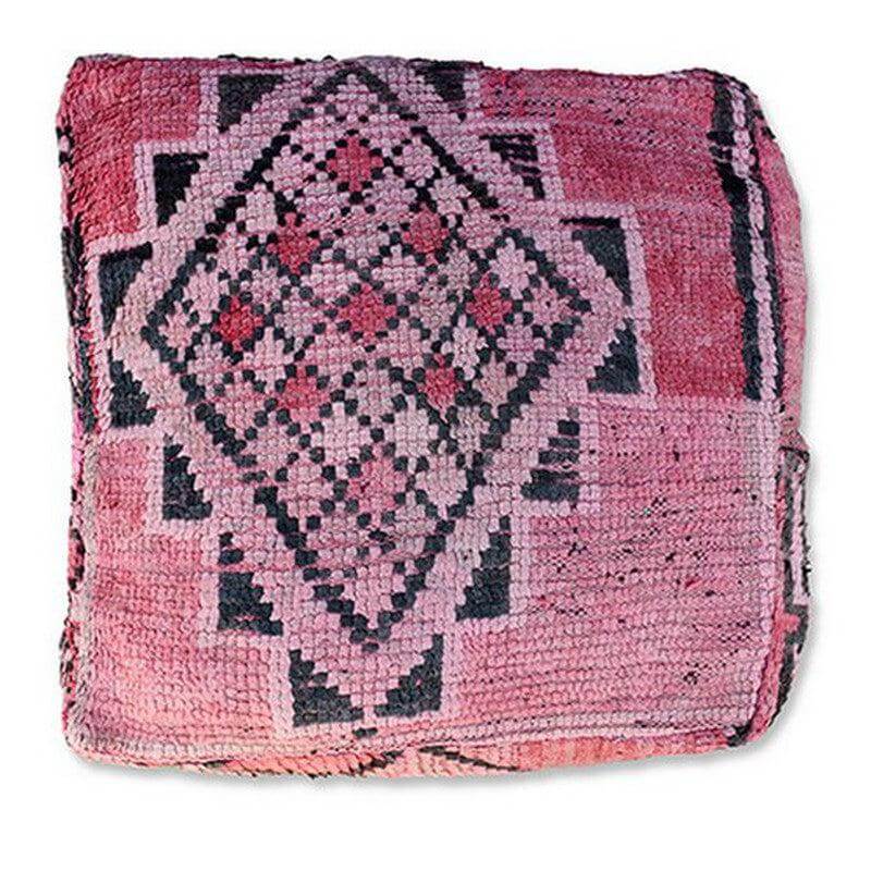 Marokkaans vloerkussen van vintage berberkleed met roze en zwarte patronen, handgemaakt en uniek bohemian design.