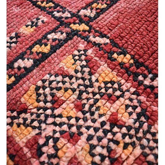Detail Marokkaans vloerkussen, uniek bohemian ontwerp met kleurrijk vintage patroon.