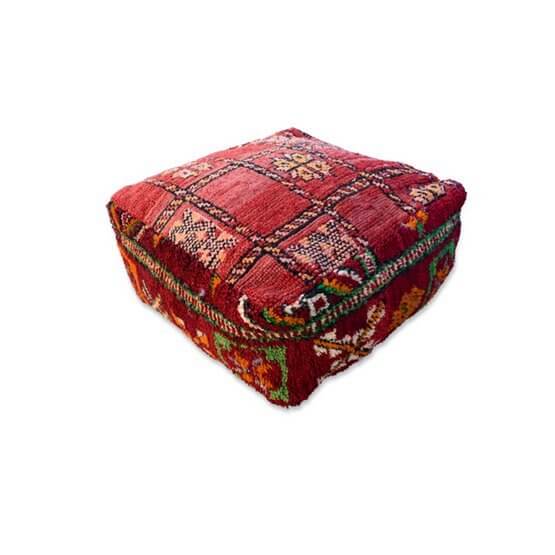 Authentiek Marokkaans vloerkussen, bohemian sfeer, handgemaakt van vintage berberkleed, unieke woondecoratie.