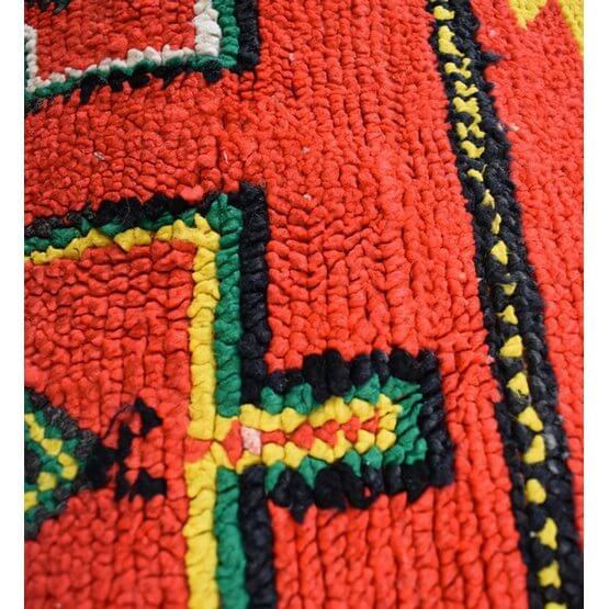 Detail van het Marokkaanse vloerkussen K898 met kleurrijk vintage Berber patroon en bohemian uitstraling.