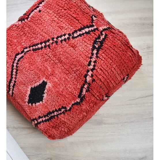 Uniek Marokkaans vloerkussen K906, vintage berberkleed, bohemian sfeer voor woon- of slaapkamer, handgemaakt en origineel item.