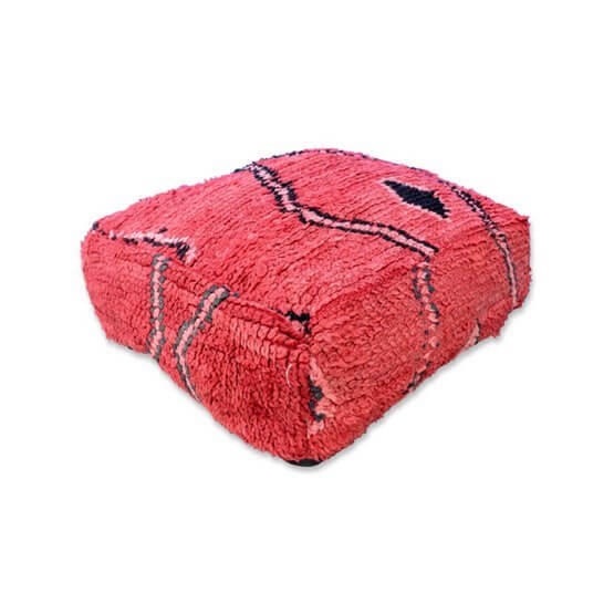 Marokkaans vloerkussen in roze tinten, uniek en handgemaakt van vintage Berberkleed voor een bohemian touch in huis.