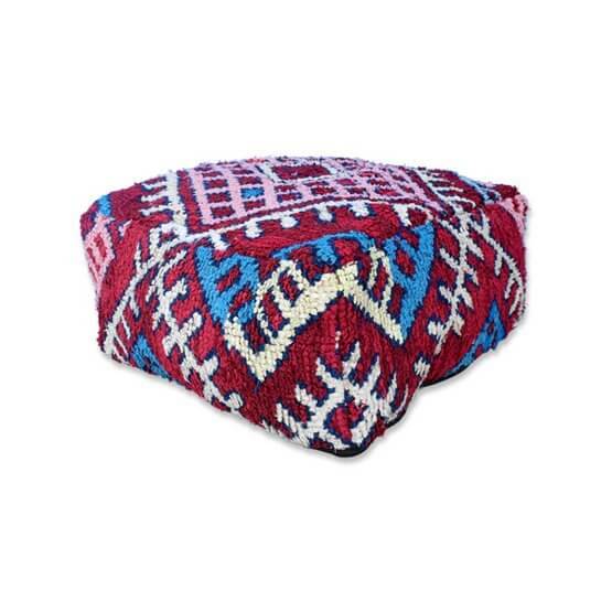 Marokkaans vloerkussen K915 met kleurrijk bohemian design, handgemaakt van vintage Berberkleed, een unieke eyecatcher in huis.