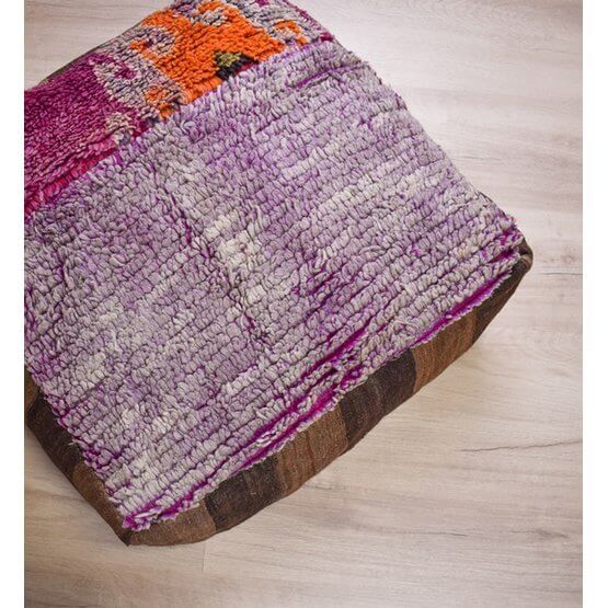 Uniek Marokkaans vloerkussen van vintage berberkleed, in paarse en oranje tinten, handgemaakt voor een bohemian sfeervolle woonkamer.