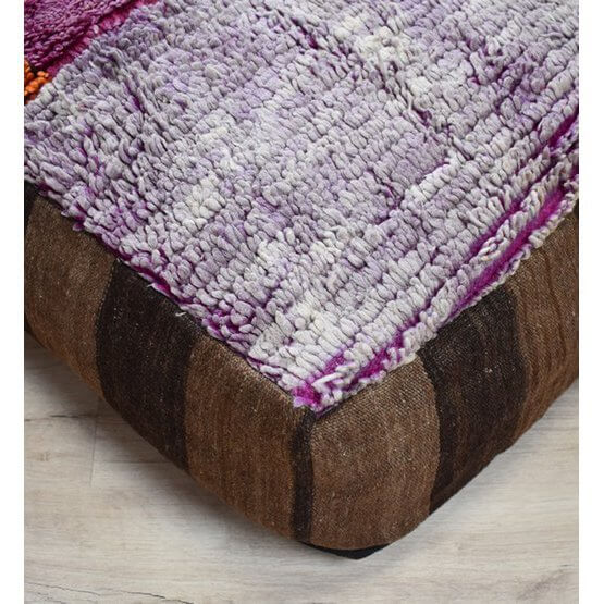 Marokkaans vloerkussen K924 in bohemian stijl, handgemaakt van vintage Berberkleed, unieke lila en bruine patronen