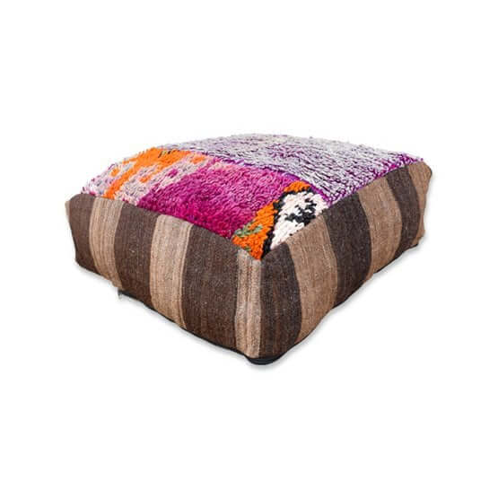 Uniek Marokkaans vloerkussen gemaakt van vintage Berberkleed, kleurrijke bohemian stijl voor woon- of slaapkamer.