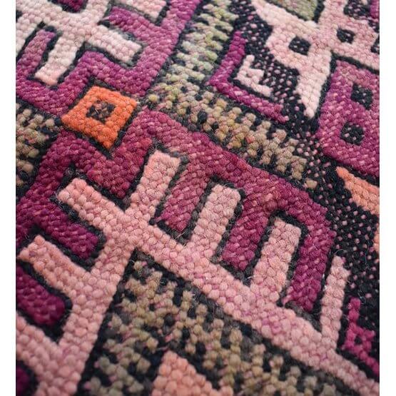Marokkaans vloerkussen K929 met kleurrijk Berber motief en bohemian stijl, handgemaakt van vintage tapijt. Uniek decoratiestuk.