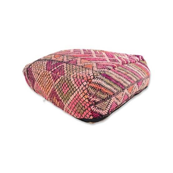 Uniek Marokkaans vloerkussen K929, bohemian sfeer, handgemaakt van vintage Berberkleed, kleurrijk design voor woon- of slaapkamer.
