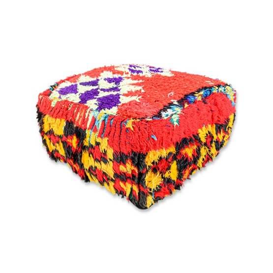 Uniek Marokkaans vloerkussen K930, kleurrijk bohemian design, handgemaakt van vintage berberkleed, perfect voor woon- of slaapkamer.