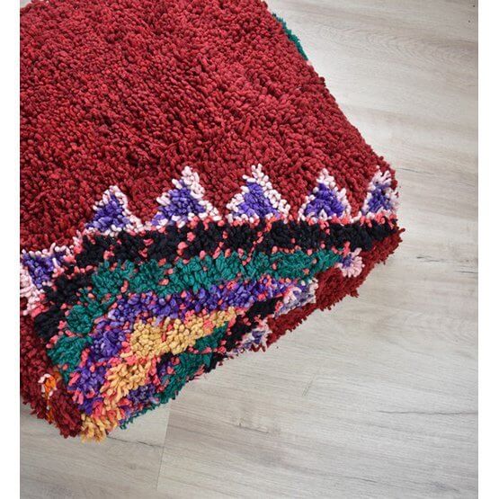Handgemaakt Marokkaans vloerkussen met kleurrijk bohemian patroon, gemaakt van vintage Berberkleed voor unieke woondecoratie.