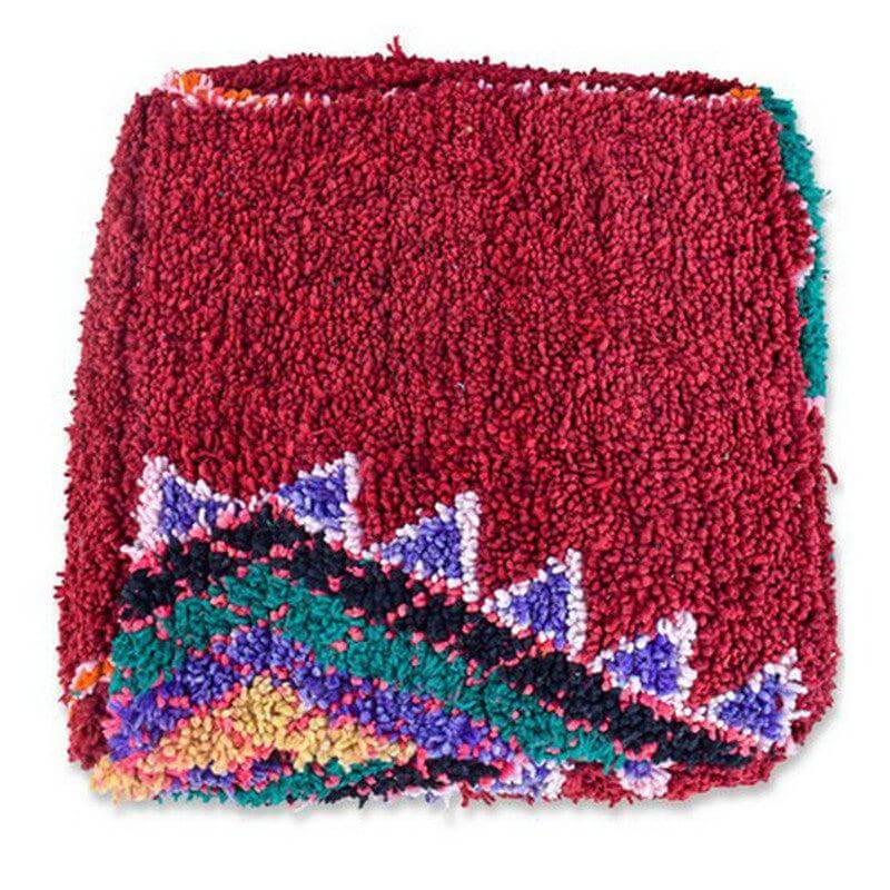 Marokkaans vloerkussen K937 in bohemian stijl, handgemaakt van vintage Berberkleed met kleurrijk patroon. Uniek interieuritem.
