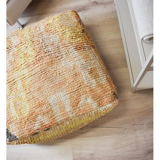 Prachtig handgemaakt Marokkaans vloerkussen met kleurrijk ontwerp op houten vloer, perfect voor elk interieur.