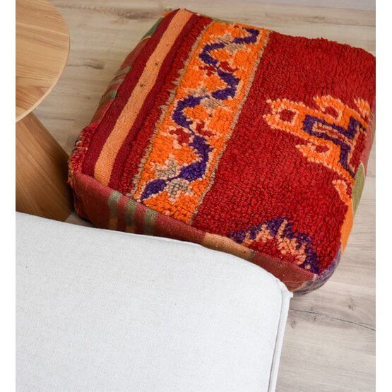 Rood Marokkaans vloerkussen met kleurrijk bohemian patroon, handgemaakt uit vintage Berberkleed, perfect voor woon- of slaapkamer.