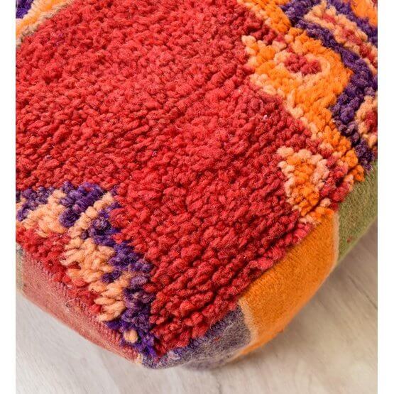Marokkaans vloerkussen K982 met kleurrijk vintage berberdesign, unieke bohemian stijl voor woon- of slaapkamer decoratie.