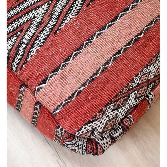 Marokkaans vloerkussen K987, uniek en handgemaakt van vintage Berberkleed, bohemian stijl, rood met zwart en wit patroon.