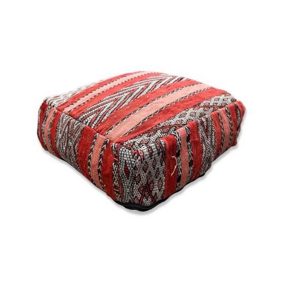 Marokkaans vloerkussen K987 met vintage berber patroon in rood-zwart tinten, bohemian sfeer toevoeging voor woon- of slaapkamer.