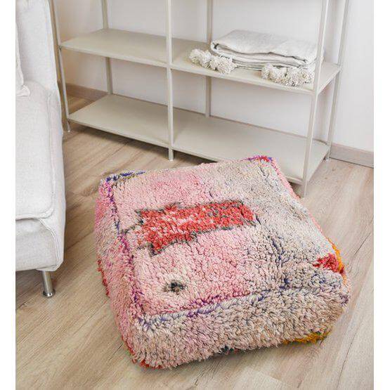Marokkaans vloerkussen Vintage - K1487, roze bohemian stijl, uniek handgemaakt van Marokkaans berberkleed, eyecatcher interieur.