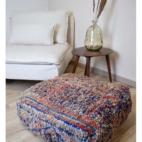 Uniek Marokkaans vloerkussen, kleurrijk patroon van vintage Berberkleed, perfecte bohemian sfeer voor woon- of slaapkamer