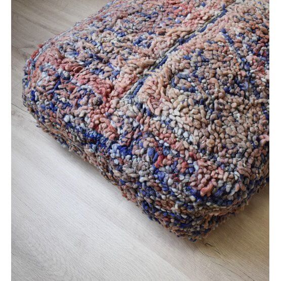 Marokkaans vloerkussen van vintage Berberkleed, bohemian stijl, unieke handgemaakte woonkamerdecoratie.