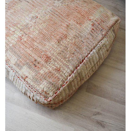 Uniek Marokkaans vloerkussen, handgemaakt van vintage berberkleed, bohemian woonstijl sfeermaker.