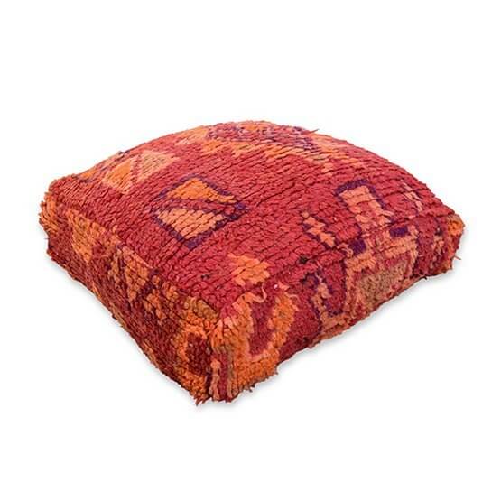 Vintage Marokkaans vloerkussen in bohemian stijl met rode en oranje patronen, gemaakt van Berberkleed, uniek decoratief item.