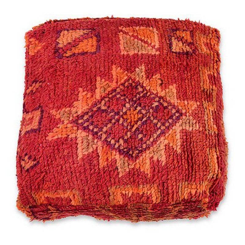 Uniek Marokkaans vloerkussen, gemaakt van vintage berberkleed, rood met geometrische patronen, bohemian flair voor je interieur.