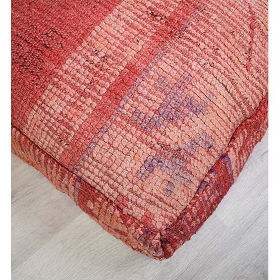 Vintage Marokkaans vloerkussen in rood, handgemaakt van een berberkleed voor een unieke bohemian touch in uw interieur.