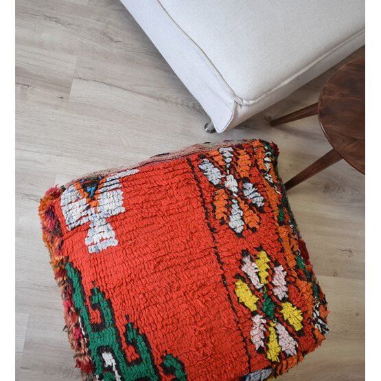 Marokkaans vloerkussen k699 met kleurrijk berberdesign als eyecatcher in bohemian interieur, handgemaakt van vintage kleed.