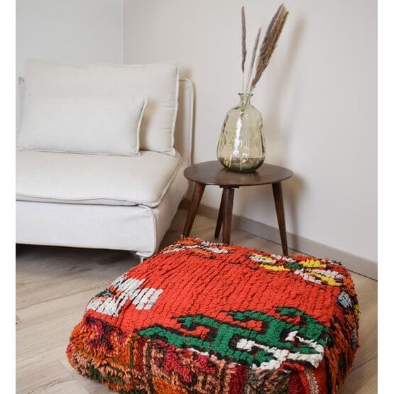 Marokkaans vloerkussen k699 in bohemian stijl van vintage berberkleed, kleurrijk en uniek, voor woon- of slaapkamer decor.
