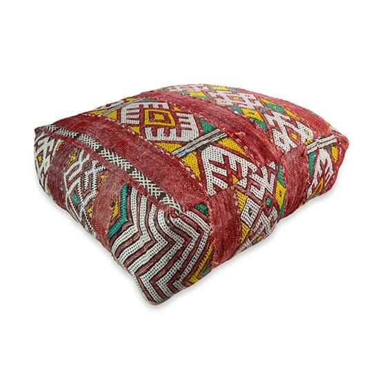 Vintage Marokkaans vloerkussen met kleurrijk Berber-patroon, handgemaakt voor bohemian interieurstijl.