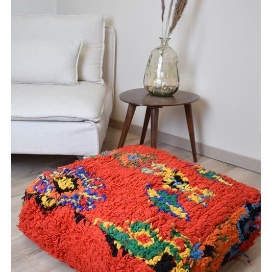 Marokkaans vloerkussen k722 met kleurrijk bohemian design in woonkamer, handgemaakt van vintage Berberkleed, unieke decoratie.