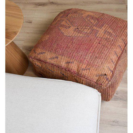 Marokkaans vloerkussen k733 als unieke bohemian eyecatcher, gemaakt van vintage Berberkleed, in woonkamerinterieur.