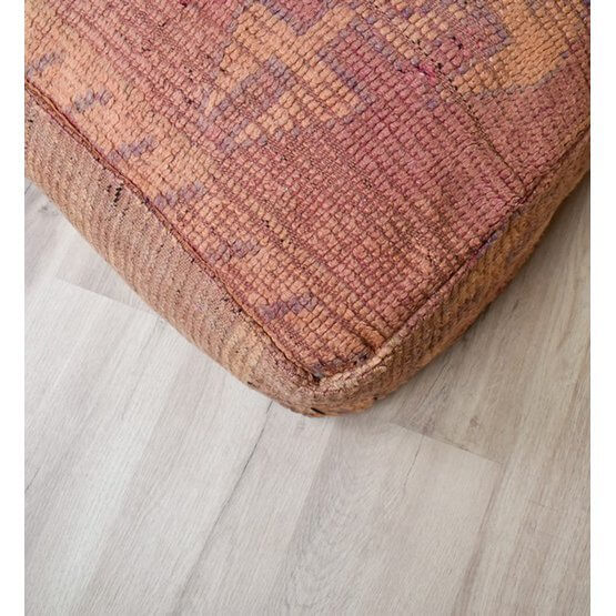 Uniek Marokkaans vloerkussen van vintage berberkleed, boho stijl voor woonkamer of slaapkamer.