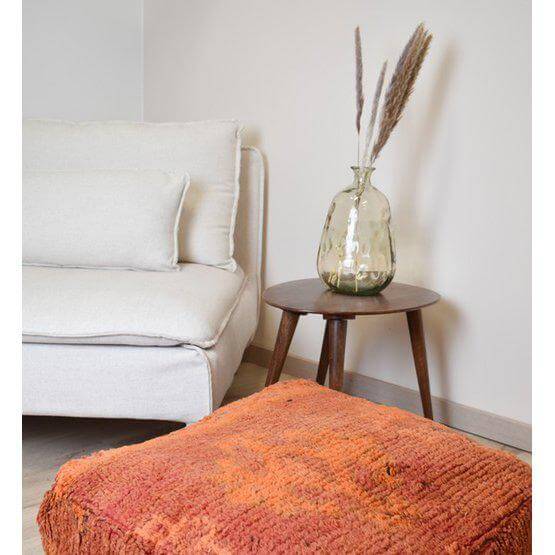 Marokkaans vloerkussen - k745, unieke bohemian sfeer, handgemaakt van vintage berberkleed in een gezellige woonkamer setting.