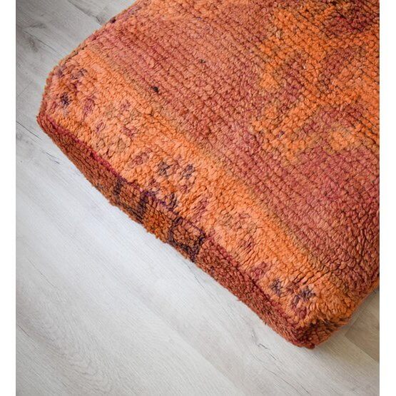 Marokkaans vloerkussen in bohemian stijl, gemaakt van een vintage berberkleed, handgemaakt en uniek - k745