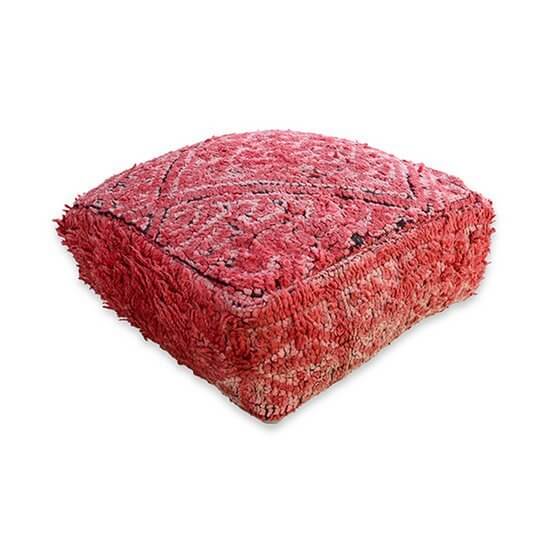 Artistiek Marokkaans vloerkussen k760, boho stijl, handgemaakt van vintage Berber vloerbedekking in levendig rood.