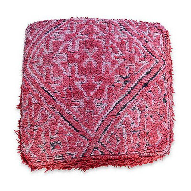 Uniek Marokkaans vloerkussen van vintage berberkleed in roze tinten, een bohemian eyecatcher voor elke woonruimte.