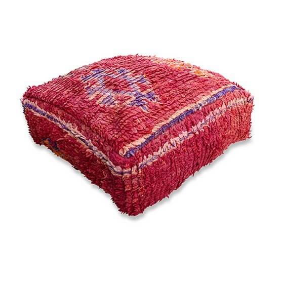 Marokkaans vloerkussen met vintage Berber design in warme tinten, een unieke bohemian toevoeging aan je interieur.