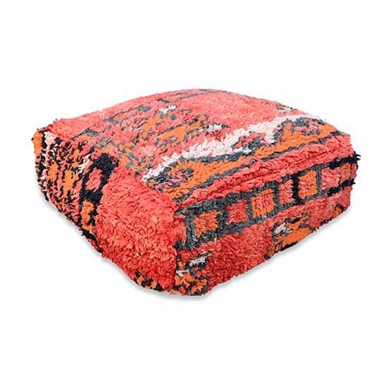 Vintage Marokkaans vloerkussen, handgemaakt van berberkleed in bohemian stijl; unieke eyecatcher voor woon- of slaapkamer.