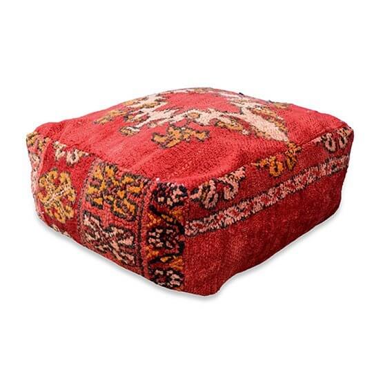 Marokkaans vloerkussen vintage met bohemian design, gemaakt van authentiek Berberkleed in warme roodtinten, uniek interieurstuk.