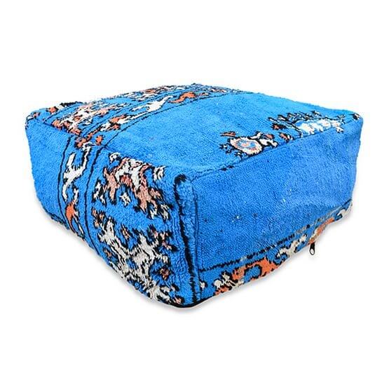 Marokkaans vloerkussen vintage blauw-oranje, handgemaakt van Berberkleed, bohemian sfeer voor woon- of slaapkamer.