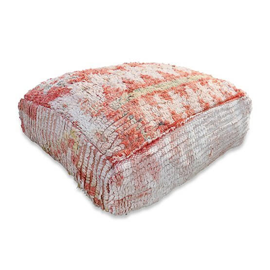 Vintage Marokkaans vloerkussen K1299 met bohemian stijl, handgemaakt van een berberkleed, unieke woondecoratie.